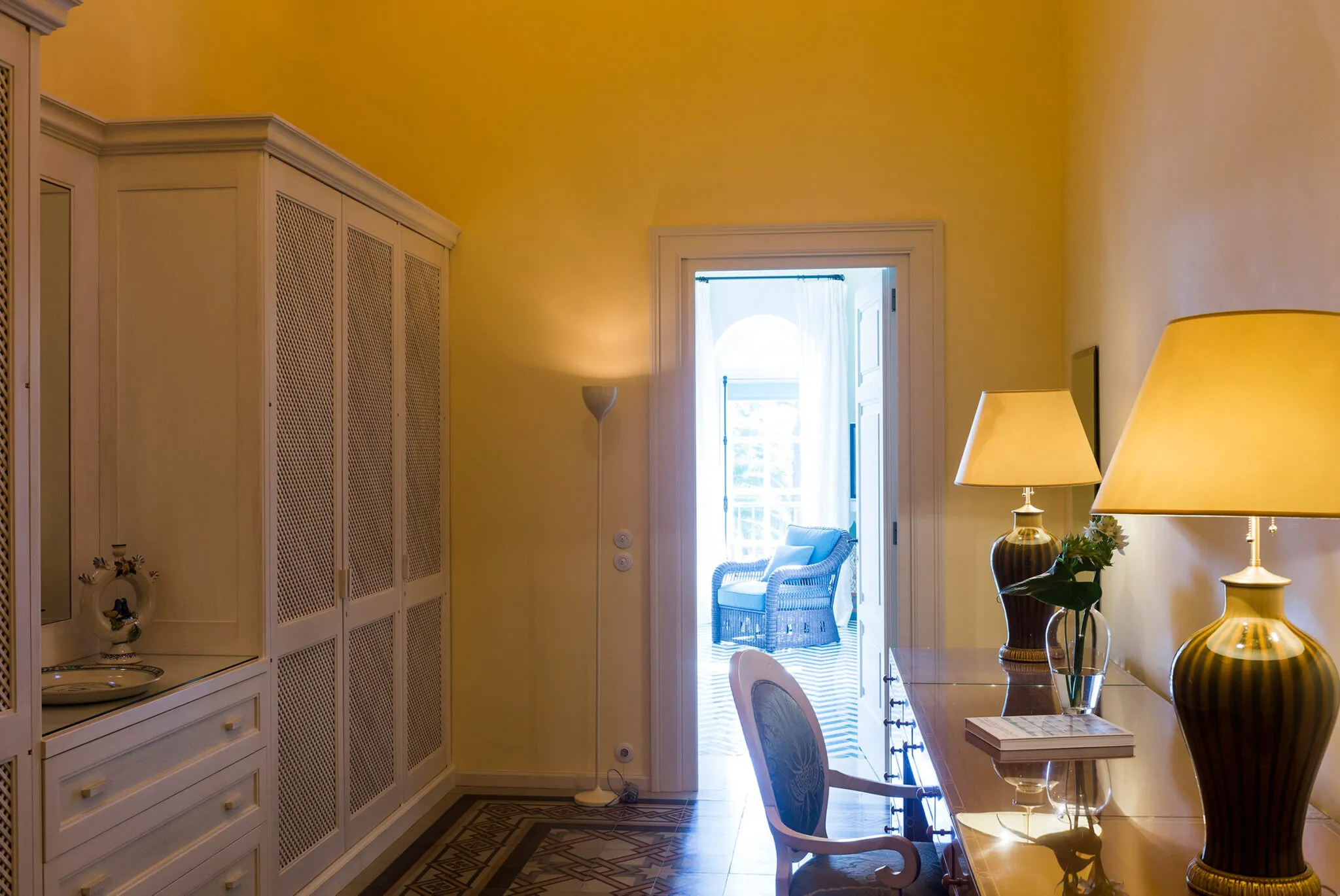 Room with desk, lamps and cabinets