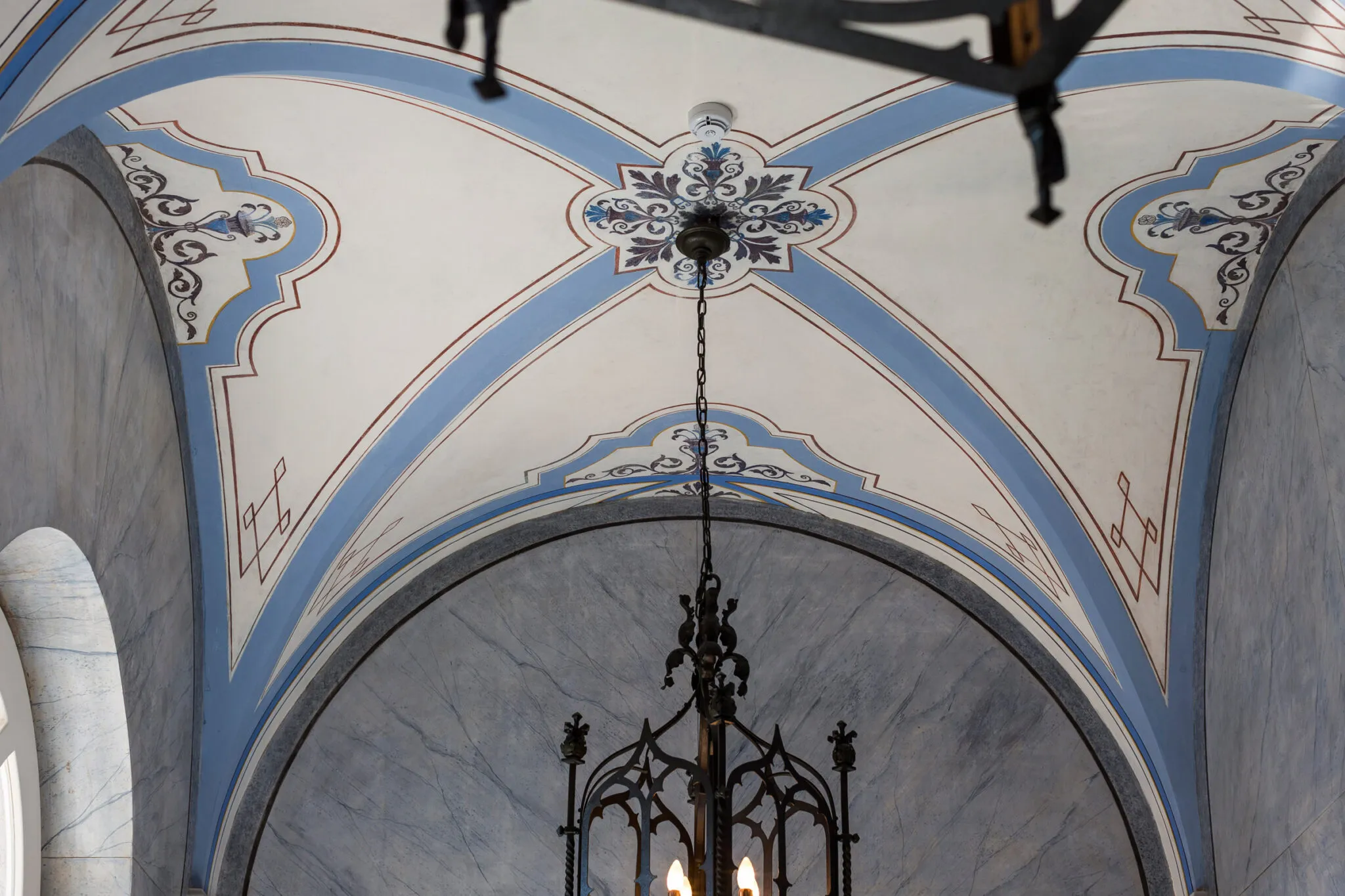 A domed ceiling with blue and gold floral decorations