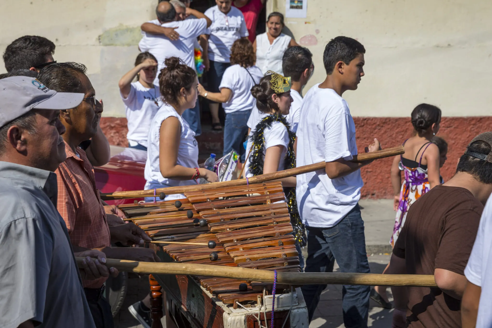 People carrying wooden structures at the Lake Petén Itzá and Flores tour.